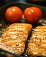 Лосось на гриле в коричневом сахаре