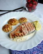 Лосось с картофелем в сливочно-луковом соусе с картофелем на гарнир