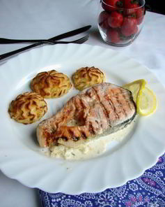 Лосось с картофелем в сливочно-луковом соусе с картофелем на гарнир