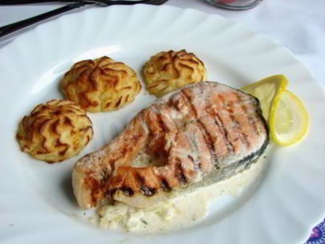 Рецепт лосося с картофелем в сливочно-луковом соусе с картофелем на гарнир