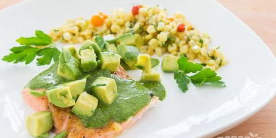 Лосось с зеленым соусом