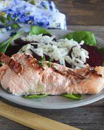 Лосось со свеклой и беконом