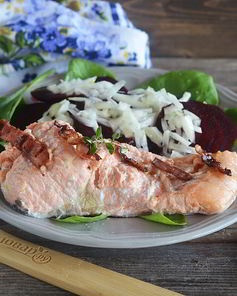 Лосось со свеклой и беконом