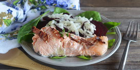 Лосось со свеклой и беконом