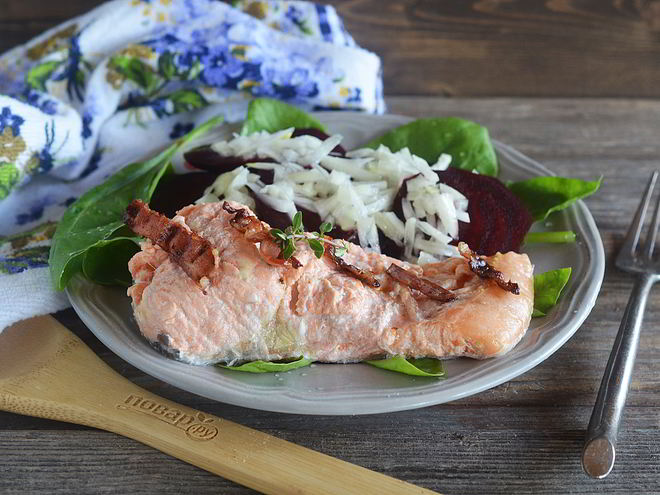 Рецепт лосося со свеклой и беконом