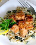 Лосось в кунжуте на подушке из цукини