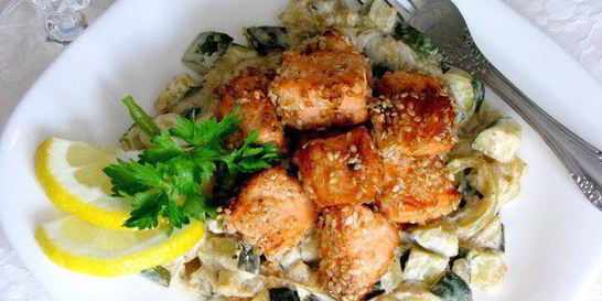 Лосось в кунжуте на подушке из цукини