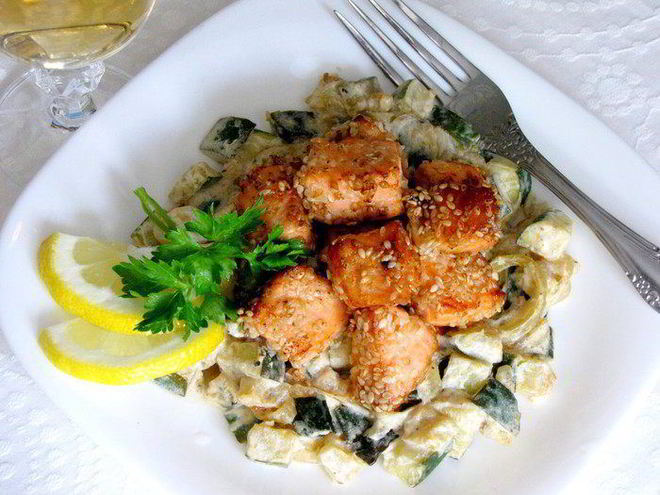 Рецепт лосося в кунжуте на подушке из цукини