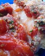 Морской окунь с томатами