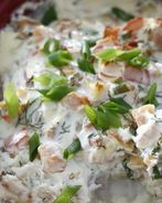 Рыба под соусом из сметаны, овощей и пармезана