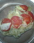 Рыба, запеченная под помидорами и моцареллой