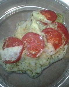 Рыба, запеченная под помидорами и моцареллой