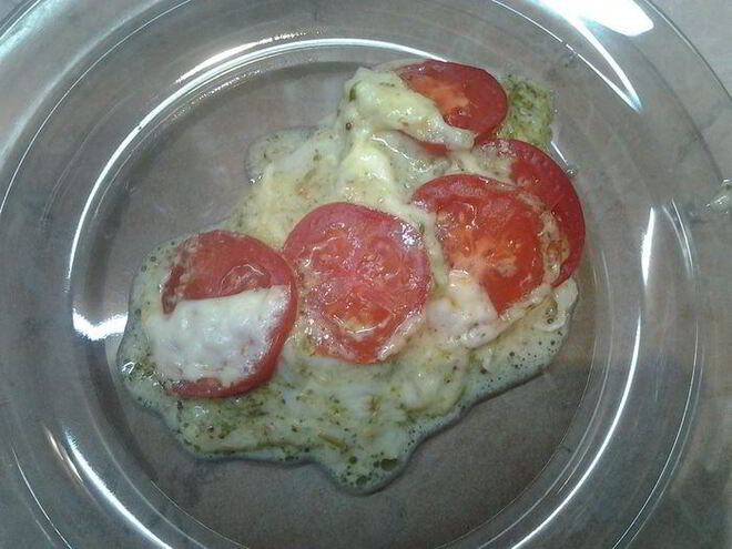 Рецепт рыбы, запеченной под помидорами и моцареллой