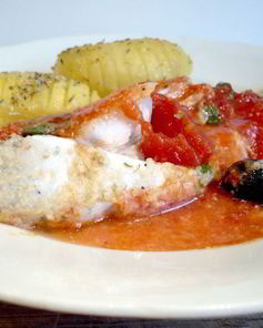 Рыбка, запеченная в томатном соусе с маслинами и каперсами