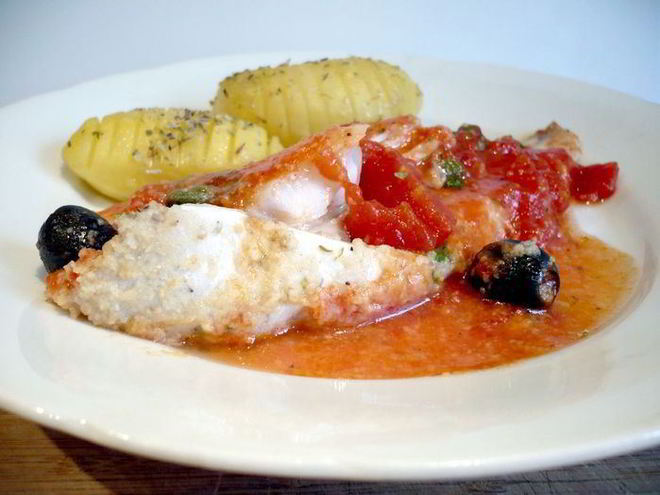 Рецепт рыбки, запеченной в томатном соусе с маслинами и каперсами