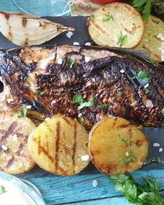 Сельдь на гриле с подпеченными овощами