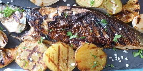 Сельдь на гриле с подпеченными овощами