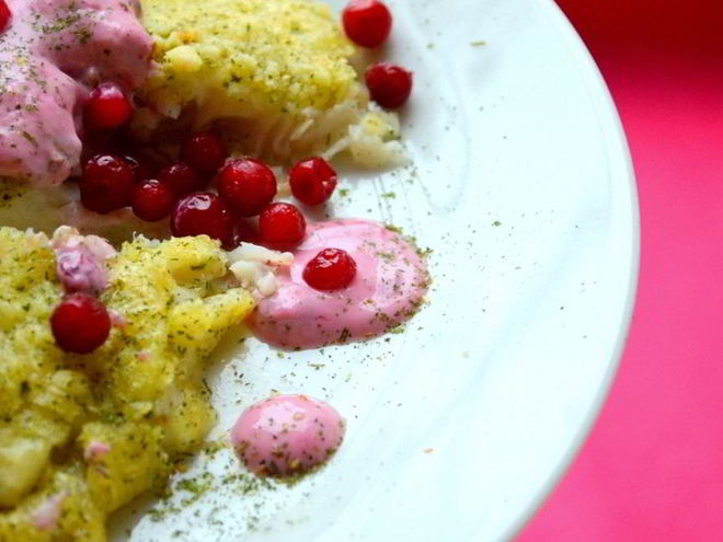 Рецепт тилапии под штрейзелем и брусничным соусом