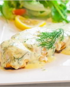 Тушеное филе семги в творожно-травяном соусе