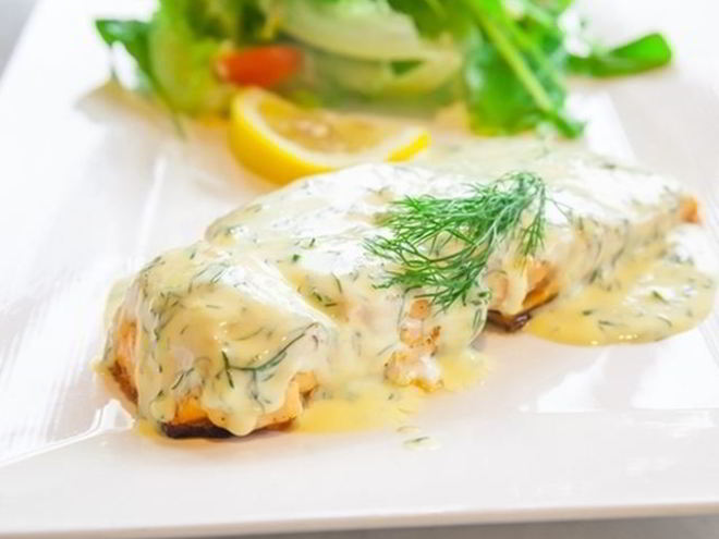 Рецепт тушеного филе семги в творожно-травяном соусе