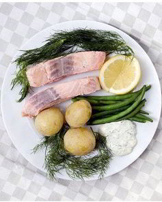 Вареный лосось с овощами по-шведски