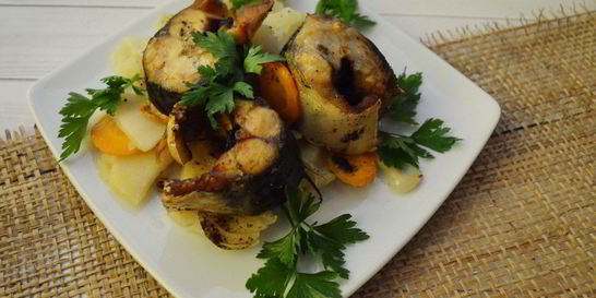 Запеченная скумбрия на овощной подушке