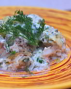 Запеченный судак со сметаной