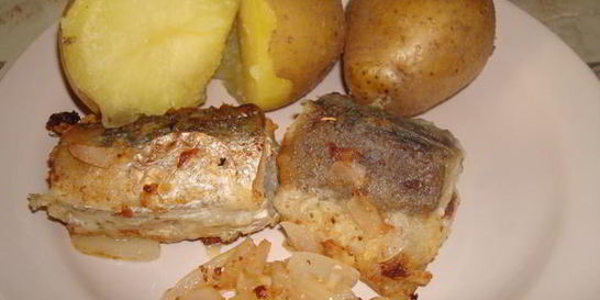 Жареная рыба с картошкой и луком