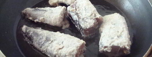 жареная рыба с картошкой и луком. Шаг 6