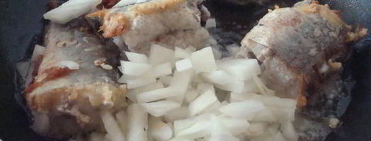 жареная рыба с картошкой и луком. Шаг 8