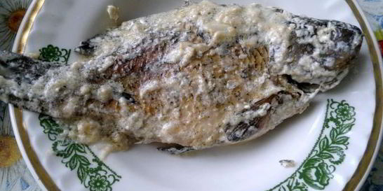 Жареный карась в сметане на сковороде