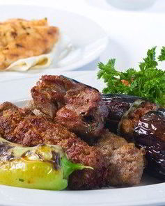 Бараньи шашлыки в йогурте и специях с цукини