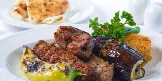 Бараньи шашлыки в йогурте и специях с цукини