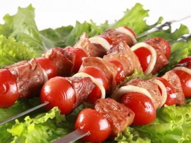 Рецепт классического шашлыка из свинины с помидорами и луком