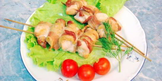 Куриный шашлык в беконе