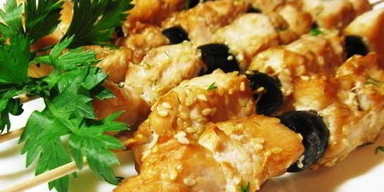 Куриный шашлык в соевом маринаде с маслинами
