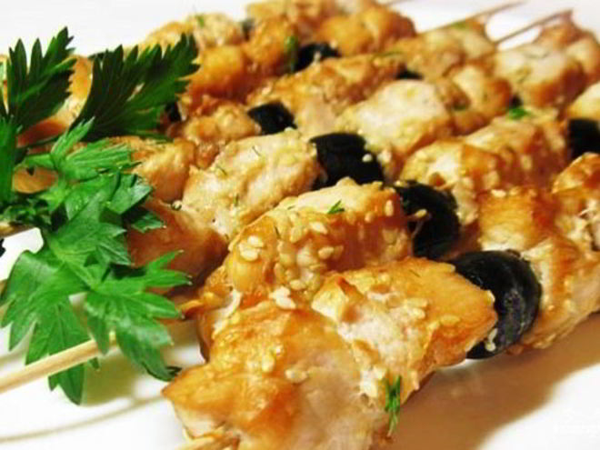Рецепт куриного шашлыка в соевом маринаде с маслинами