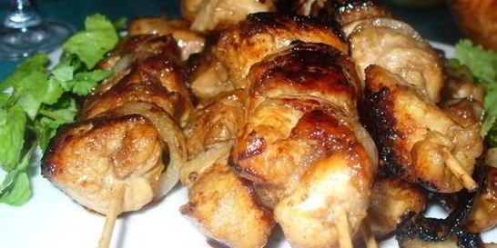 Куриные шашлычки на шпажках