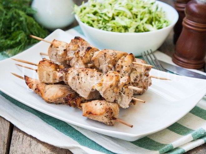 Рецепт куриных шашлыков на шпажках