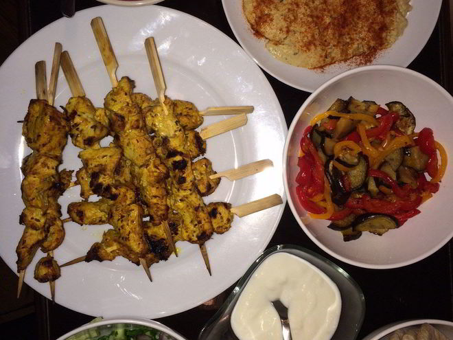 Рецепт шашлычков из индейки с йогуртовой заправкой и салатом из огурцов