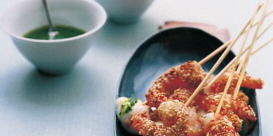 Шашлычки из моцареллы и креветок с соусом из базилика