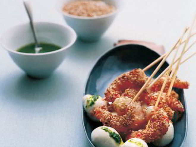 Рецепт шашлычков из моцареллы и креветок с соусом из базилика