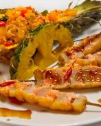 Шашлычок из гребешка и лосося с овощным соте в ананасе