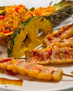 Шашлычок из гребешка и лосося с овощным соте в ананасе