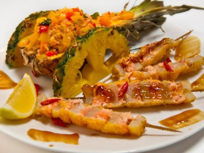 Рецепт шашлычка из гребешка и лосося с овощным соте в ананасе