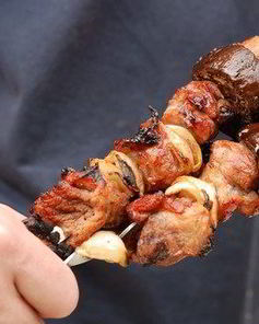 Шашлыки из баранины, баклажанов и перцев с йогуртовым соусом