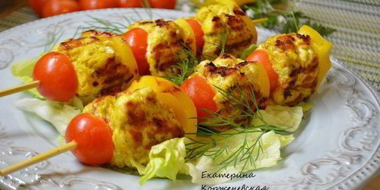 Шашлыки из рубленного мяса с овощами