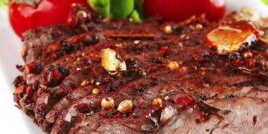 Ароматные говяжьи стейки с чесноком и перцем чипотле