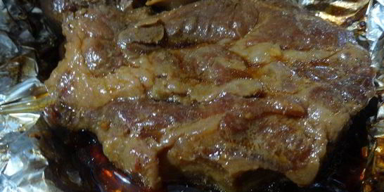 Нежные свиные стейки, запеченные в духовке