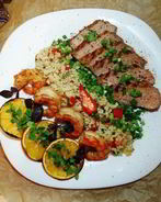 Праздничный ужин из булгура с креветками и стейком